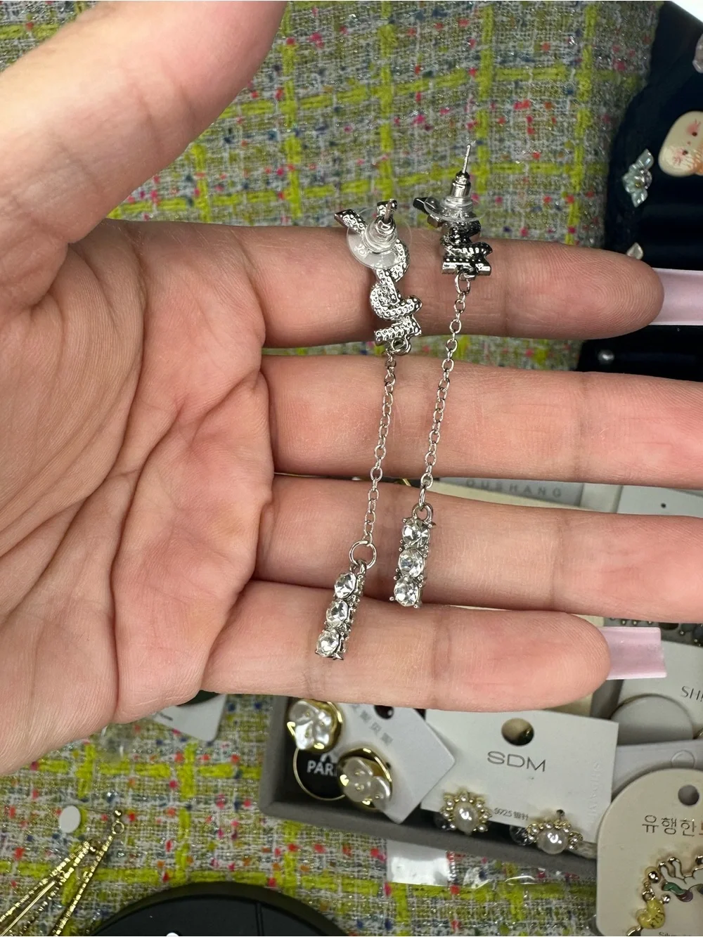 A great Silver Crystal Drop Earrings - Silver